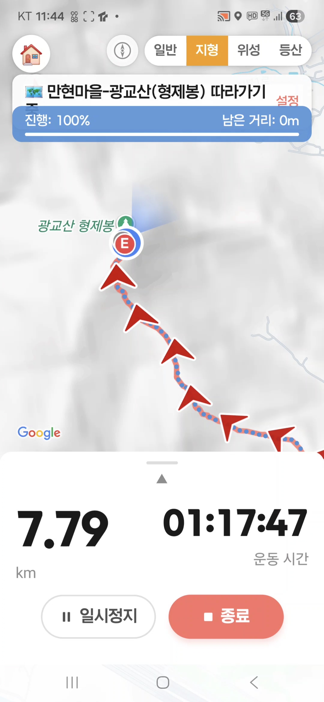 BENEFIT 트래킹 화면 — 지도 위 경로 표시, 거리·시간·일시정지·종료 버튼